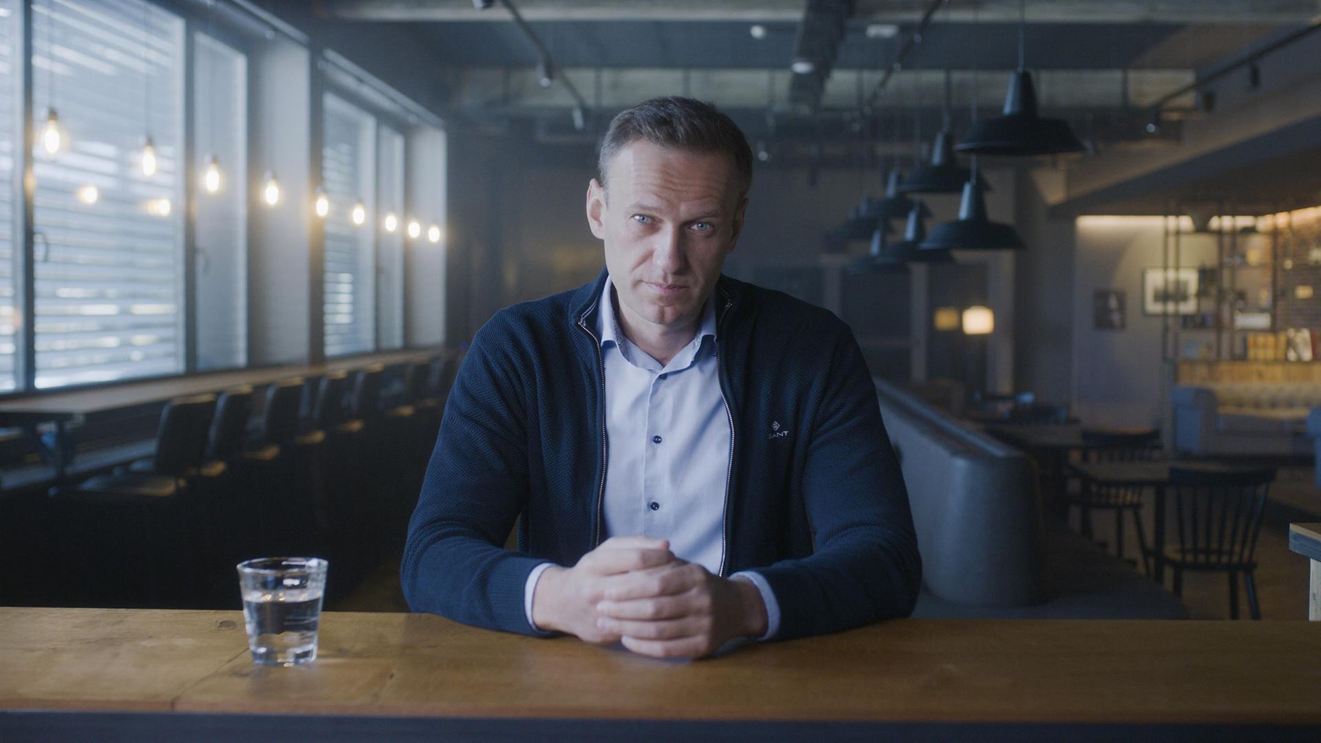 Der russische Oppositionspolitiker Alexej Nawalny bei einem Interview. Er blickt die Zuschauer direkt an. Der russische Oppositionspolitiker Alexej Nawalny bei einem Interview. Er blickt die Zuschauer direkt an.