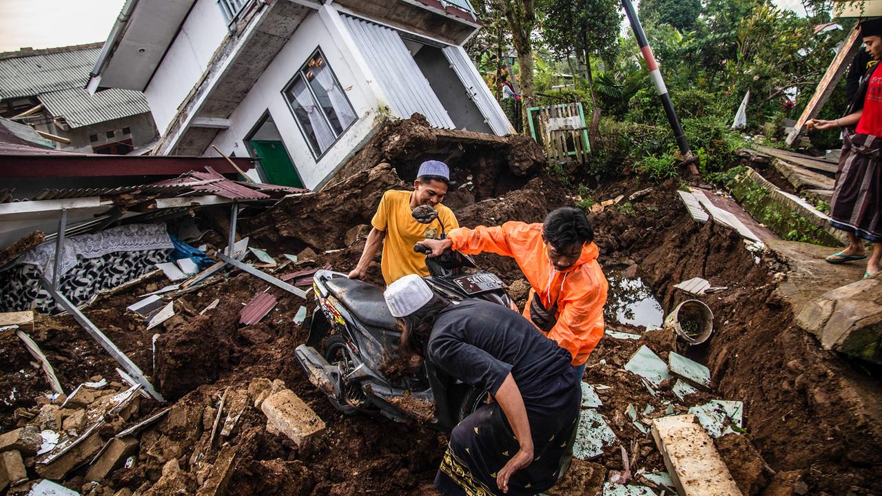 Viele Tote Bei Erdbeben In Indonesien