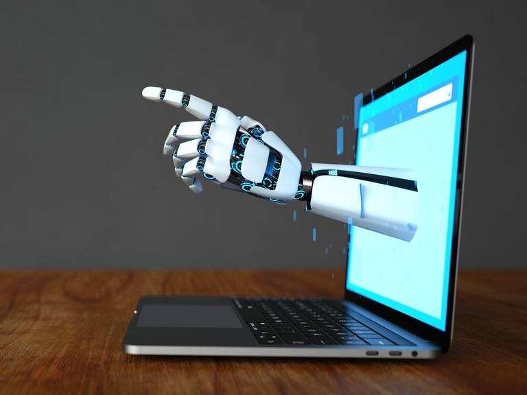 Eine Roboterhand ragt aus einem Computermonitor hinaus