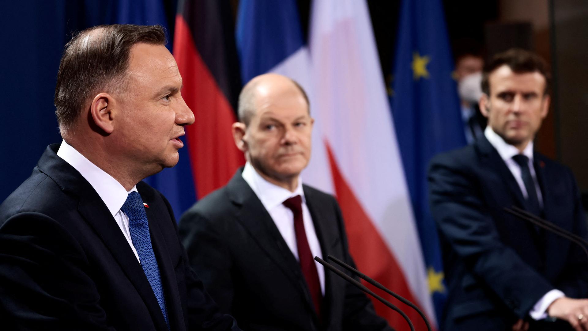 Der polnische Staatspräsident Andrzej Duda, Bundeskanzler Olaf Scholz (SPD) und der französische Präsident Emmanuel Macro (l-r) sprechen bei den Auftakt-Statements vor einem Treffen des sogenannten Weimarer Dreiecks.