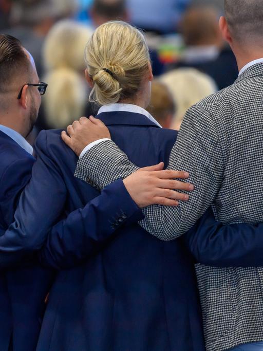 Alice Weidel (zweite von rechts) Arm in Arm mit Delegierten der AfD-Europawahlversammlung