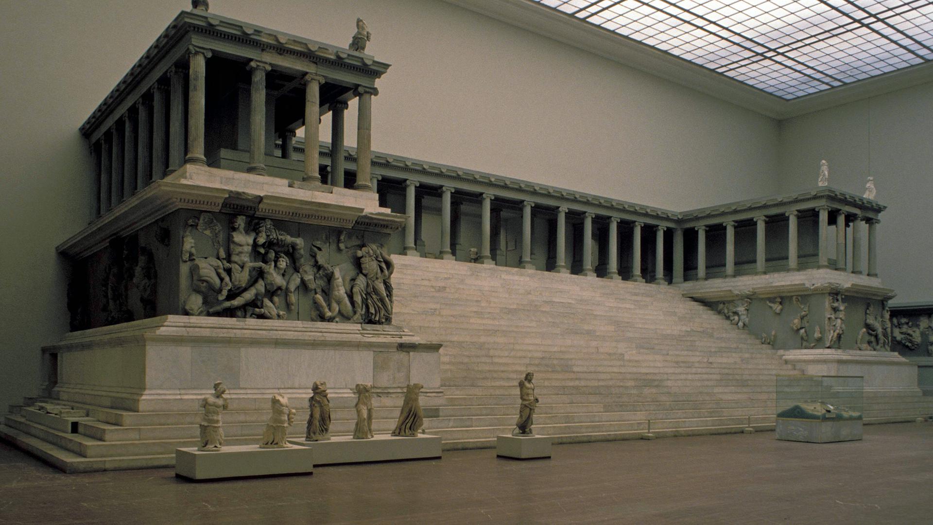 Zeusaltar im Pergamonmuseum in Berlin-Mitte. Zeusaltar im Pergamonmuseum in Berlin-Mitte.