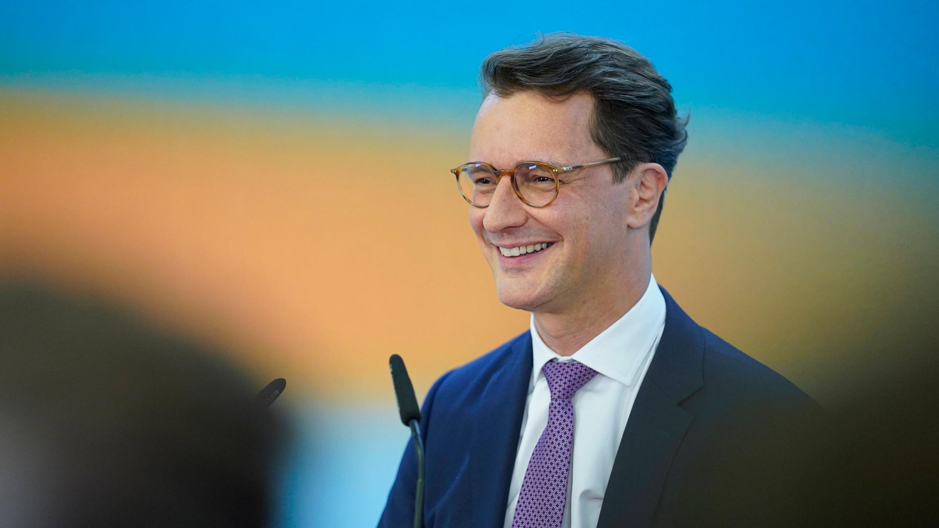 CDU-Wahlparty zur Landtagswahl. Der amtierende Ministerpräsident Hendrik Wuest spricht nach der ersten Hochrechnung und einem furiosen Sieg der CDU CDU-Wahlparty zur Landtagswahl. Der amtierende Ministerpräsident Hendrik Wuest spricht nach der ersten Hochrechnung und einem furiosen Sieg der CDU