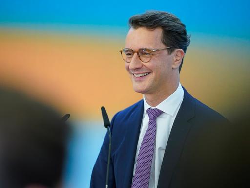 CDU-Wahlparty zur Landtagswahl. Der amtierende Ministerpräsident Hendrik Wuest spricht nach der ersten Hochrechnung und einem furiosen Sieg der CDU