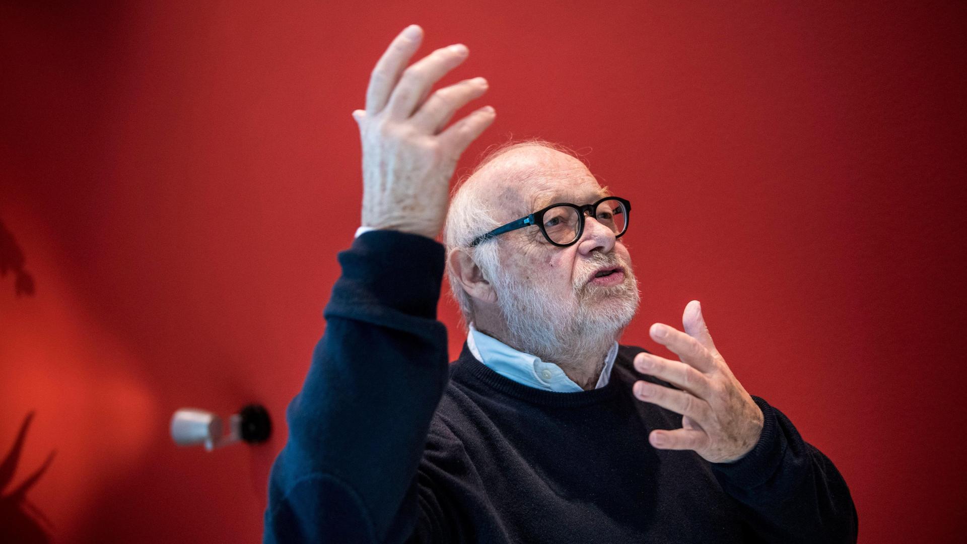 Der Theaterregisseur Jürgen Flimm gestikuliert im Dortmunder Konzerthaus (Aufnahme vom 22.06.2019) Der Theaterregisseur Jürgen Flimm gestikuliert im Dortmunder Konzerthaus (Aufnahme vom 22.06.2019)