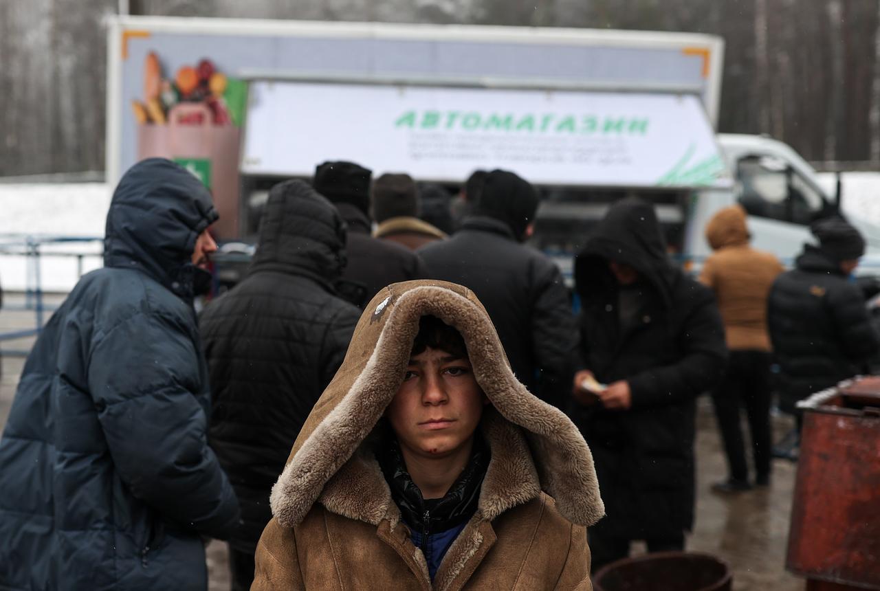 Migranten an der belarussisch-polnischen Grenze nahe Bruzgi. The migrant crisis on the border of Belarus with Poland, Lithuania, and Latvia escalated on November 8. Several thousand migrants have approached the Belarusian-Polish border and set up a tent camp there. 