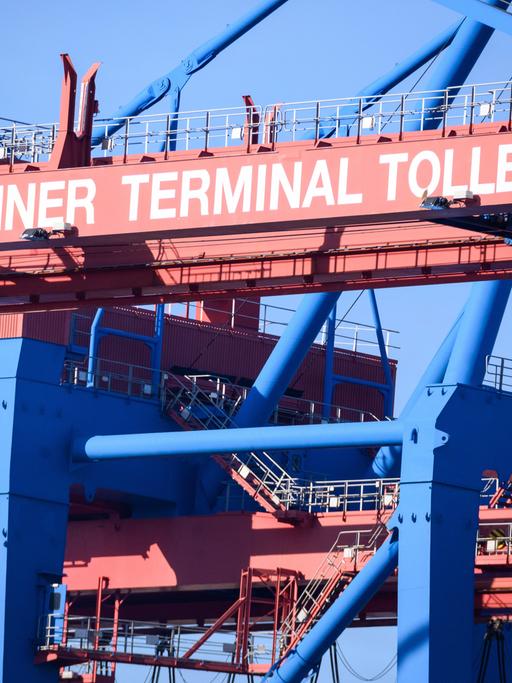 "Container Terminal Tollerort" steht auf dem Ausleger einer Containerbrücke. Das Bundeskabinett hat sich im Streit um einen chinesischen Einstieg bei einem Containerterminal im Hamburger Hafen auf einen Kompromiss verständigt.