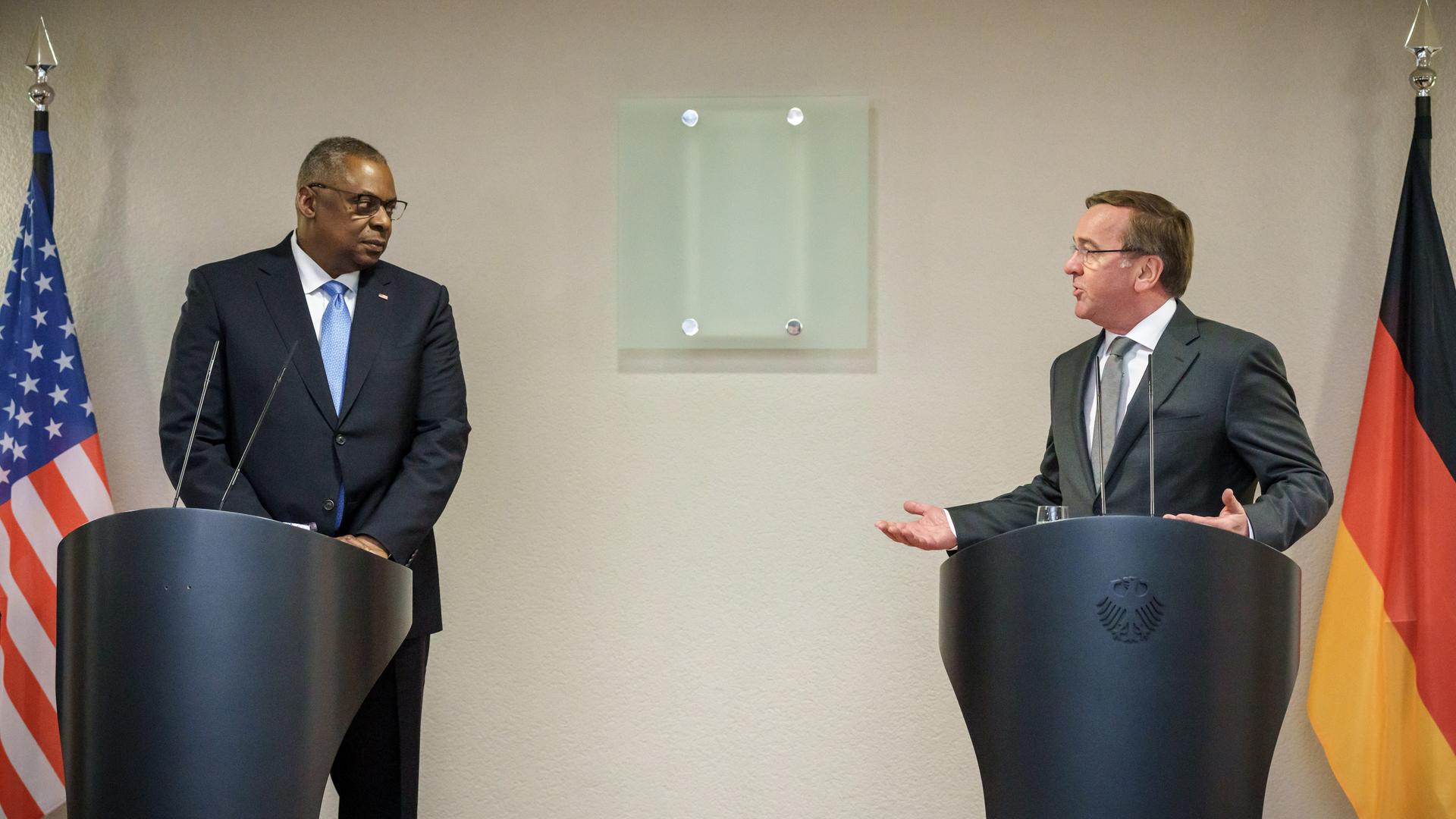 Boris Pistorius (SPD), neuer Bundesverteidigungsminister, gibt gemeinsam mit seinem Amtskollegen Lloyd Austin, Verteidigungsminister der USA, vor einem bilateralen Gespräch im Verteidigungsministerium im Bendlerblock, ein Statement ab. Boris Pistorius (SPD), neuer Bundesverteidigungsminister, gibt gemeinsam mit seinem Amtskollegen Lloyd Austin, Verteidigungsminister der USA, vor einem bilateralen Gespräch im Verteidigungsministerium im Bendlerblock, ein Statement ab.