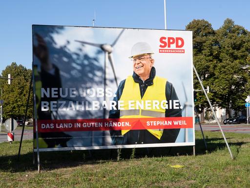 An einer Hauptstraße in Hannover ist ein Wahlplakat von Niedersachsens Ministerpräsident Stephan Weil (SPD) aufgestellt.