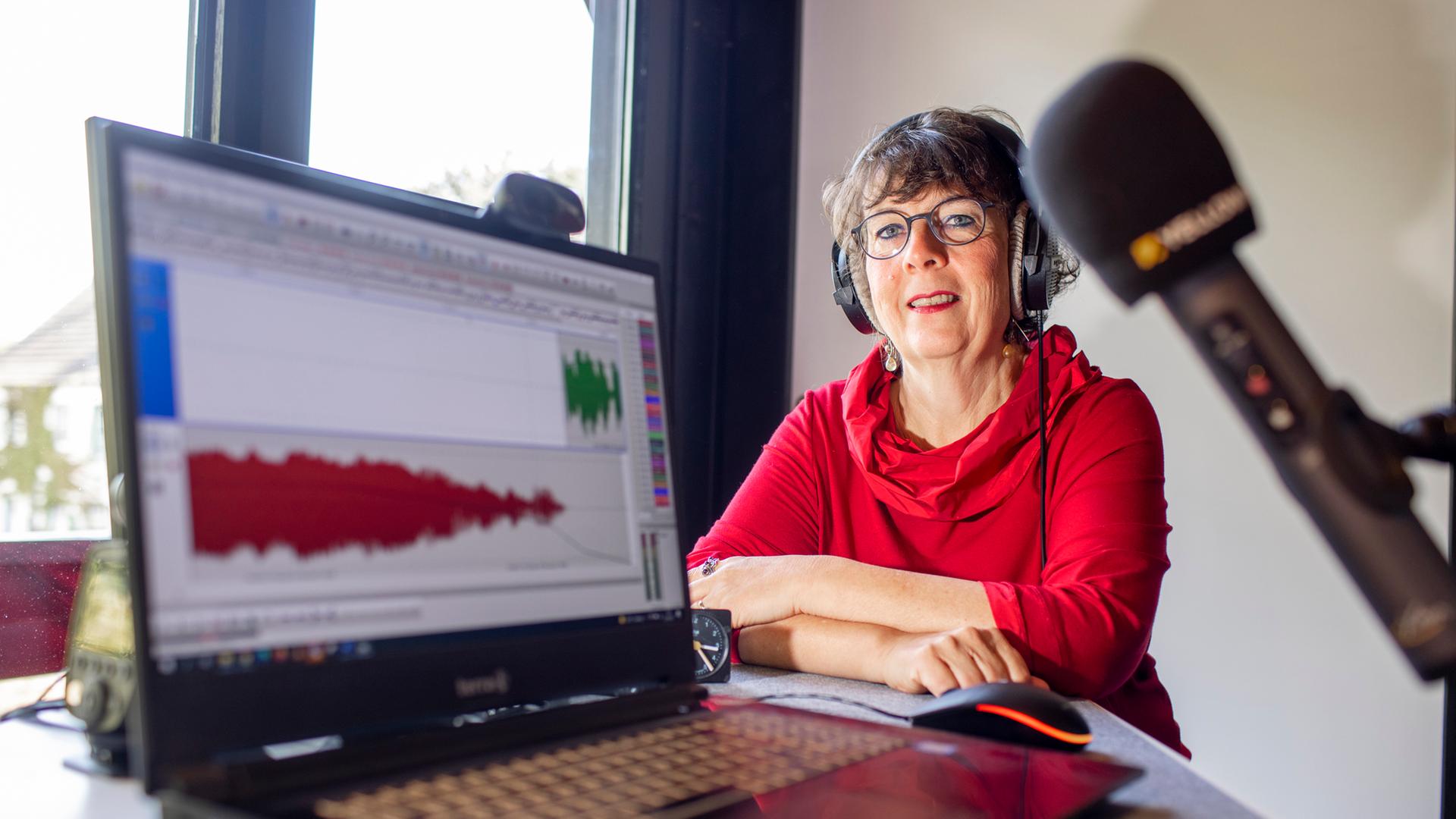 Während der Aufnahme eines Familienhörbuchs von Judith Grümmer. Zu sehen ist ein Computer-Bildschirm und Aufnahmetechnik in einem häuslichen Umfeld. Während der Aufnahme eines Familienhörbuchs von Judith Grümmer. Zu sehen ist ein Computer-Bildschirm und Aufnahmetechnik in einem häuslichen Umfeld.