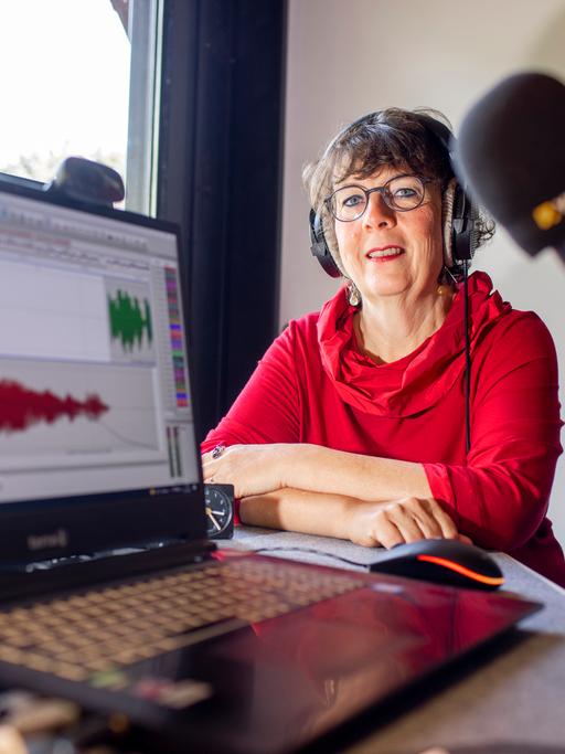 Während der Aufnahme eines Familienhörbuchs von Judith Grümmer. Zu sehen ist ein Computer-Bildschirm und Aufnahmetechnik in einem häuslichen Umfeld.