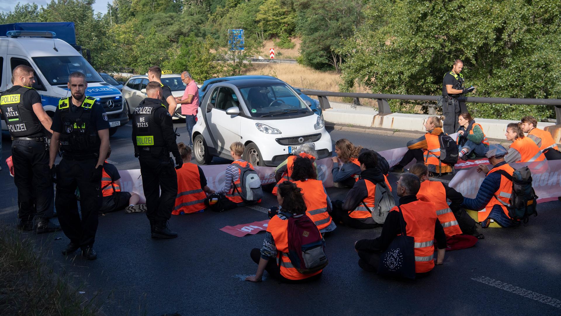 Demonstranten der Gruppe "Letzte Generation" haben eine Ausfahrt der Stadtautobahn im Stadtteil Schöneberg blockiert. Demonstranten der Gruppe "Letzte Generation" haben eine Ausfahrt der Stadtautobahn im Stadtteil Schöneberg blockiert.