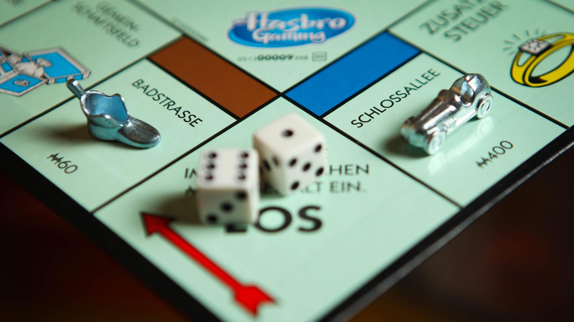 Monopoly Spielfeld mit Schlossallee und Badstraße.