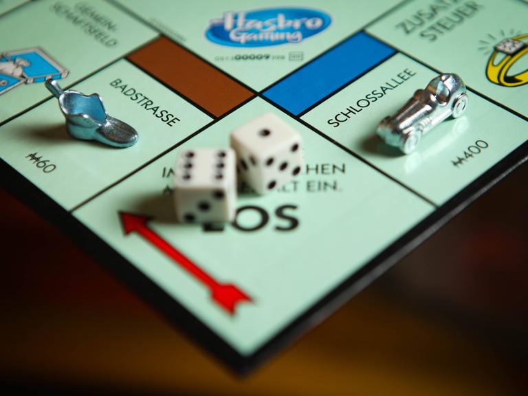 Monopoly Spielfeld mit Schlossallee und Badstraße.