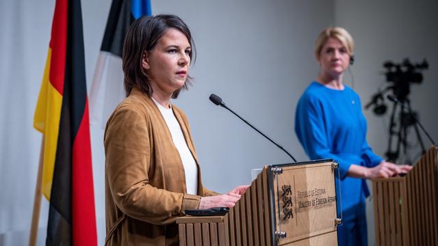 Estland, Tallinn: Außenministerin Annalena Baerbock nimmt zusammen mit der estnischen Außenministerin Eva-Maria Liimets an einer Pressekonferenz teil.
