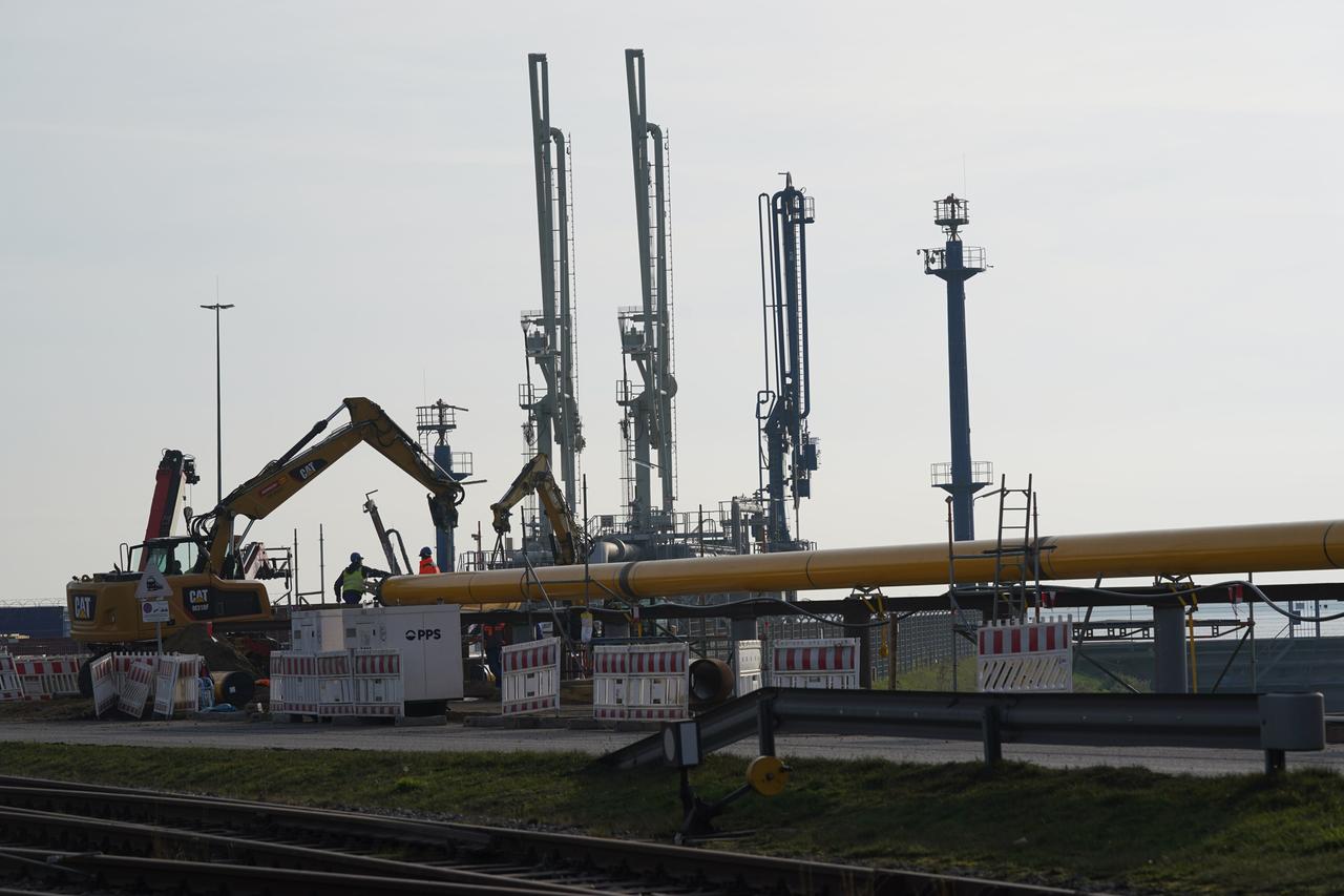 Arbeiter bauen Gas-Pipelines für den geplanten LNG Flüssiggas-Schwimmterminal zusammen. Das Schwimmterminal soll noch in diesem Jahr seine Arbeit aufnehmen. Der erste LNG-Tanker soll Ende Dezember in Brunsbüttel festmachen.