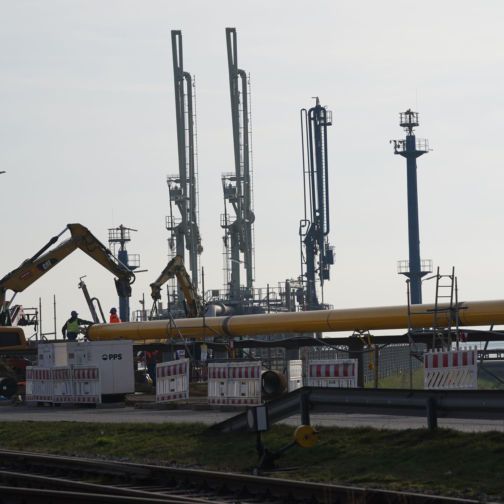 Arbeiter bauen Gas-Pipelines für den geplanten LNG Flüssiggas-Schwimmterminal zusammen. Das Schwimmterminal soll noch in diesem Jahr seine Arbeit aufnehmen. Der erste LNG-Tanker soll Ende Dezember in Brunsbüttel festmachen.