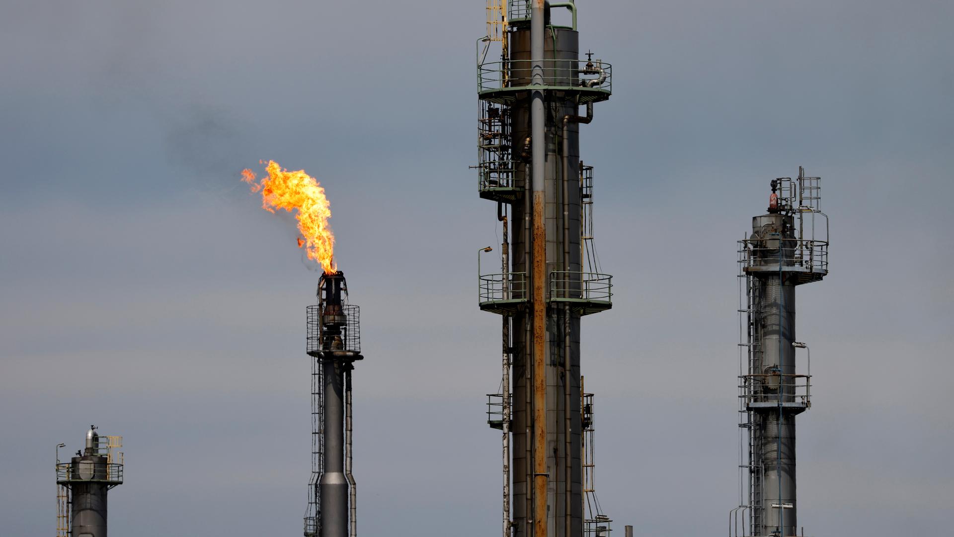 Hochfackel an der Rheinland Raffinerie des Ãl- und Gas-Konzern Shell am Standort in Wesseling. Wegen der angespannten Lage auf den Gasmärkten hat die Bundesregierung die zweite Eskalationsstufe im Notfallplan Gas ausgerufen. (Themenbild, Symbolbild) Wesseling, 22.07.2022 Hochfackel an der Rheinland Raffinerie des Ãl- und Gas-Konzern Shell am Standort in Wesseling. Wegen der angespannten Lage auf den Gasmärkten hat die Bundesregierung die zweite Eskalationsstufe im Notfallplan Gas ausgerufen. (Themenbild, Symbolbild) Wesseling, 22.07.2022