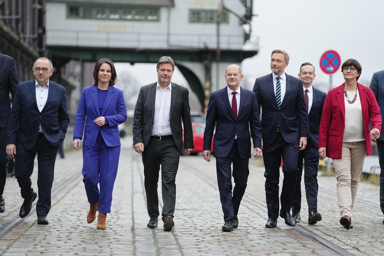Norbert Walter-Borjans, Bundesvorsitzender der SPD (l-r), Annalena Baerbock, Bundesvorsitzende von Bündnis 90/Die Grünen , Robert Habeck, Bundesvorsitzender von Bündnis 90/Die Grünen, Olaf Scholz, SPD-Kanzlerkandidat und geschäftsführender Bundesfinanzminister und Christian Lindner, Parteivorsitzender der FDP, Volker Wissing, FDP-Generalsekretär, und Saskia Esken, Bundesvorsitzende der SPD, auf dem Weg zur Vorstellung des Koalitionsvertrags Norbert Walter-Borjans, Bundesvorsitzender der SPD (l-r), Annalena Baerbock, Bundesvorsitzende von Bündnis 90/Die Grünen , Robert Habeck, Bundesvorsitzender von Bündnis 90/Die Grünen, Olaf Scholz, SPD-Kanzlerkandidat und geschäftsführender Bundesfinanzminister und Christian Lindner, Parteivorsitzender der FDP, Volker Wissing, FDP-Generalsekretär, und Saskia Esken, Bundesvorsitzende der SPD, auf dem Weg zur Vorstellung des Koalitionsvertrags