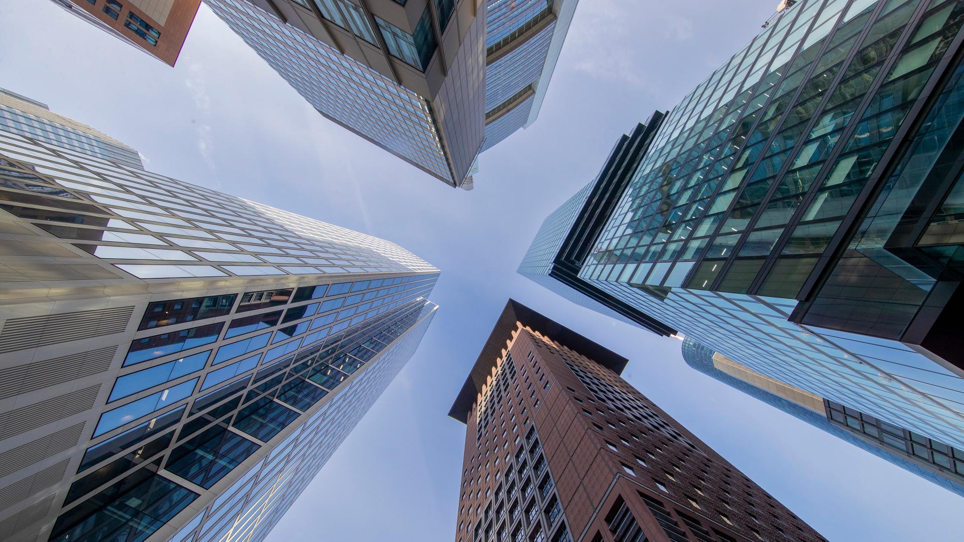 Blick nach oben in den Frankfurter Hochhausschluchten. Die Hilfen der Schweizer Notenbank für die angeschlagene Credit Suisse haben als sofortige Beruhigungspille für den deutschen Aktienmarkt gewirkt. Nach dem Kursrutsch tags zuvor kletterte der Dax vor der mit Spannung erwartetet Leitzinsentscheidung der Europäischen Zentralbank (EZB) wieder. Blick nach oben in den Frankfurter Hochhausschluchten. Die Hilfen der Schweizer Notenbank für die angeschlagene Credit Suisse haben als sofortige Beruhigungspille für den deutschen Aktienmarkt gewirkt. Nach dem Kursrutsch tags zuvor kletterte der Dax vor der mit Spannung erwartetet Leitzinsentscheidung der Europäischen Zentralbank (EZB) wieder.