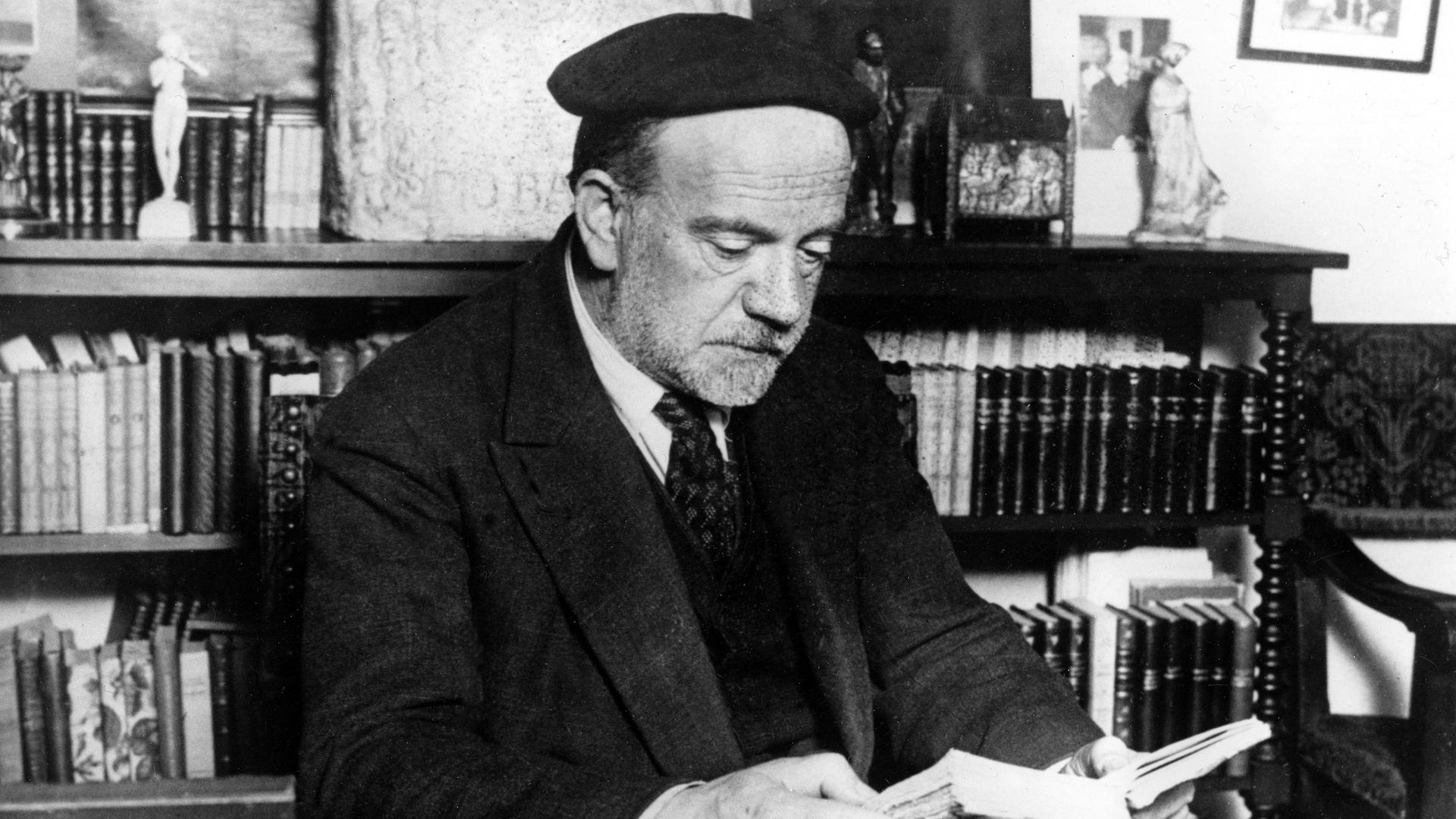 Pío Baroja in einer Bibliothek in Madrid, aufgenommen am 24. November 1931