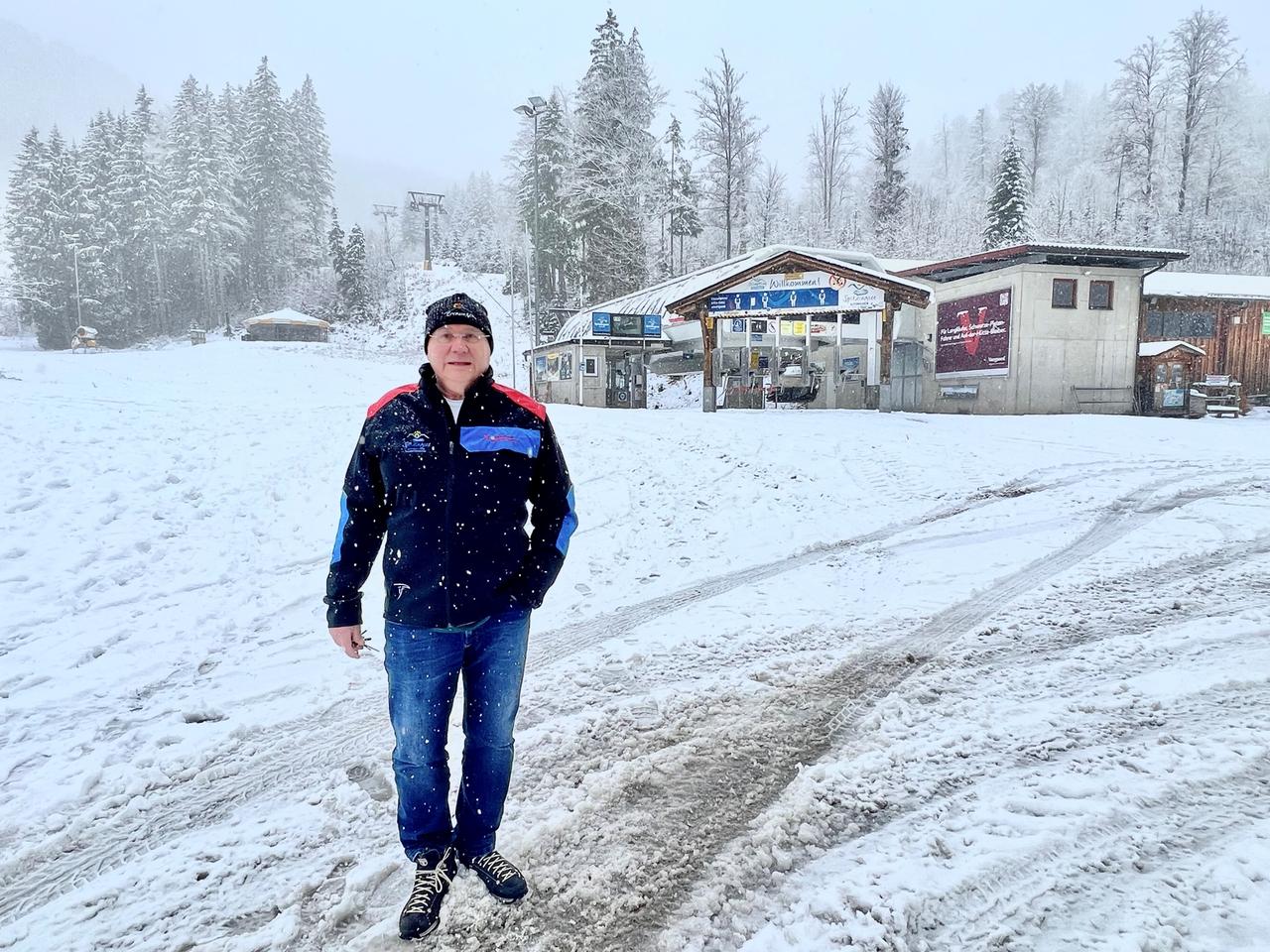 Peter Lorenz. Ein älterer Herr mit Mütze steht in einer Schneelandschaft. Peter Lorenz. Ein älterer Herr mit Mütze steht in einer Schneelandschaft.