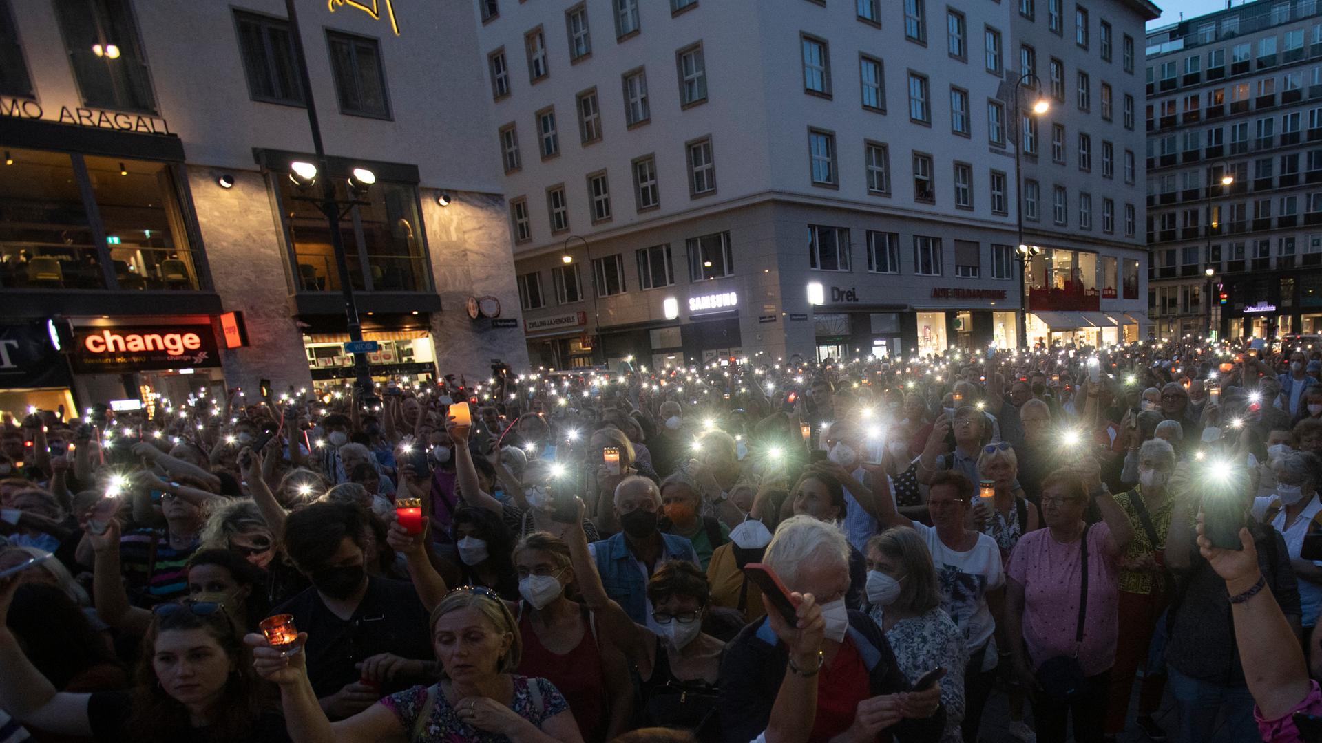 Tausende Menschen haben in Wien an die Ärztin erinnert, die Suizid begangen hat. Tausende Menschen haben in Wien an die Ärztin erinnert, die Suizid begangen hat.
