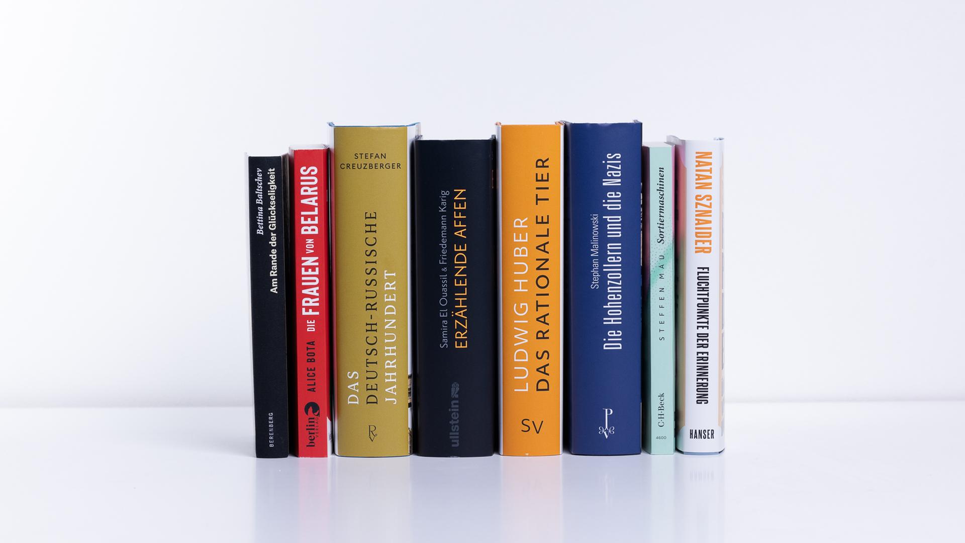 Die acht Bücher, die für den deutschen Sachbuchpreis 2022 nominiert sind, stehen nebeneinander. Zu sehen sind jeweils die Buchrücken der Bücher Bettina Baltschev: Am Rande der Glückseligkeit. Über den Strand; Alice Bota: Die Frauen von Belarus. Von Revolution, Mut und dem Drang nach Freiheit; Stefan Creuzberger: Das deutsch-russische Jahrhundert. Geschichte einer besonderen Beziehung; Samira El Ouassil & Friedemann Karig: Erzählende Affen. Mythen, Lügen, Utopien – wie Geschichten unser Leben bestimmen; Ludwig Huber: Das rationale Tier. Eine kognitionsbiologische Spurensuche; Stephan Malinowski: Die Hohenzollern und die Nazis. Geschichte einer Kollaboration; Steffen Mau: Sortiermaschinen. Die Neuerfindung der Grenze im 21. Jahrhundert; Natan Sznaider: Fluchtpunkte der Erinnerung. Über die Gegenwart von Holocaust und Kolonialismus. Die acht Bücher, die für den deutschen Sachbuchpreis 2022 nominiert sind, stehen nebeneinander. Zu sehen sind jeweils die Buchrücken der Bücher Bettina Baltschev: Am Rande der Glückseligkeit. Über den Strand; Alice Bota: Die Frauen von Belarus. Von Revolution, Mut und dem Drang nach Freiheit; Stefan Creuzberger: Das deutsch-russische Jahrhundert. Geschichte einer besonderen Beziehung; Samira El Ouassil & Friedemann Karig: Erzählende Affen. Mythen, Lügen, Utopien – wie Geschichten unser Leben bestimmen; Ludwig Huber: Das rationale Tier. Eine kognitionsbiologische Spurensuche; Stephan Malinowski: Die Hohenzollern und die Nazis. Geschichte einer Kollaboration; Steffen Mau: Sortiermaschinen. Die Neuerfindung der Grenze im 21. Jahrhundert; Natan Sznaider: Fluchtpunkte der Erinnerung. Über die Gegenwart von Holocaust und Kolonialismus.