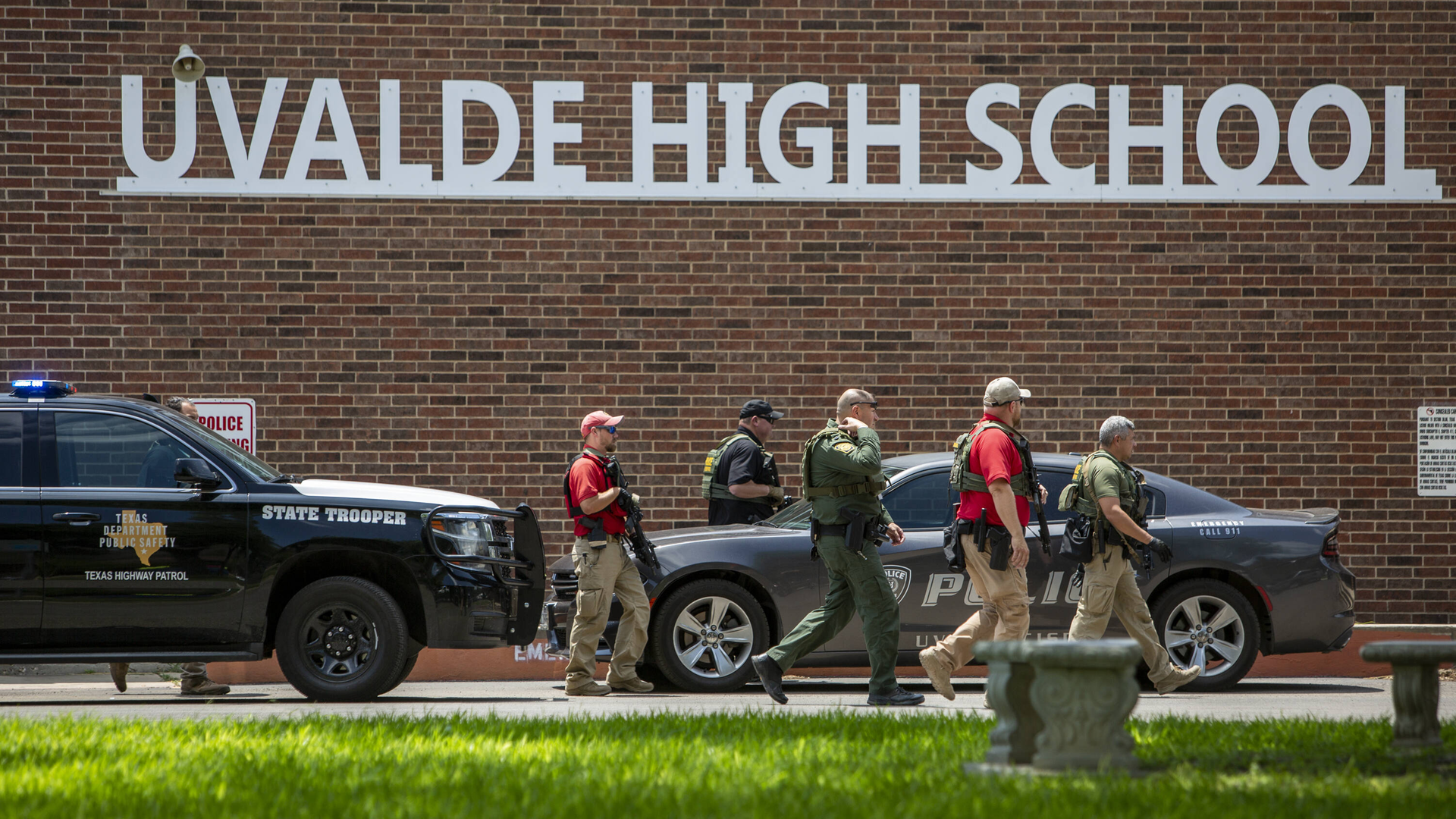Valde, Texas, USA: Beamte der Strafverfolgungsbehörden arbeiten am Dienstag, den 24. Mai 2022 an der Uvalde High School, nachdem früher am Tag eine Schießerei in der nahe gelegenen Robb Elementary School gemeldet wurde. Fünfzehn Menschen sind bei einer Schießerei in einer Grundschule in Texas gestorben, sagt Gouverneur Abbott. Der 18-jährige Schütze tötete 14 Schüler und einen Lehrer an der Robb Elementary School. Uvalde USA Valde, Texas, USA: Beamte der Strafverfolgungsbehörden arbeiten am Dienstag, den 24. Mai 2022 an der Uvalde High School, nachdem früher am Tag eine Schießerei in der nahe gelegenen Robb Elementary School gemeldet wurde. Fünfzehn Menschen sind bei einer Schießerei in einer Grundschule in Texas gestorben, sagt Gouverneur Abbott. Der 18-jährige Schütze tötete 14 Schüler und einen Lehrer an der Robb Elementary School. Uvalde USA