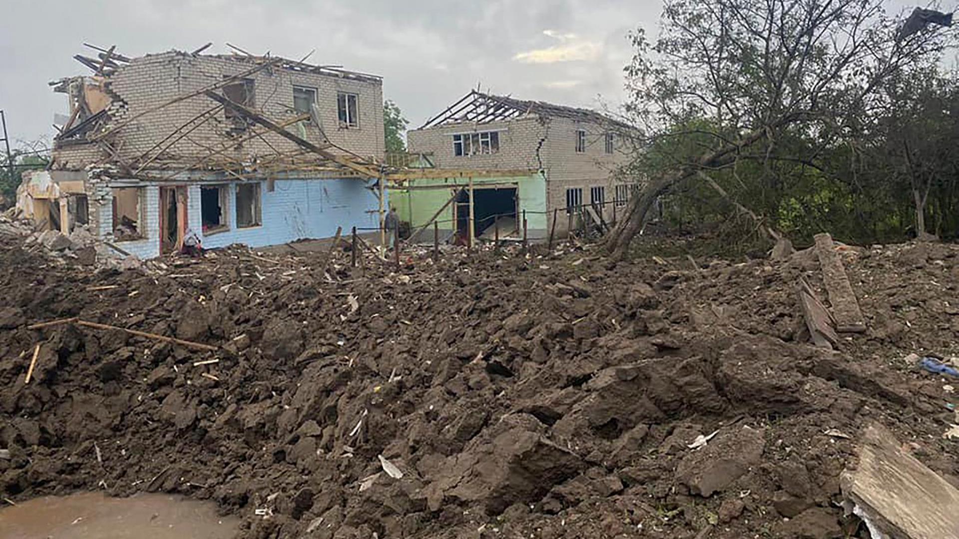 Ukraine, Kramatorsk: Zwei Gebäude wurden durch einen russischen Angriff zerstört.