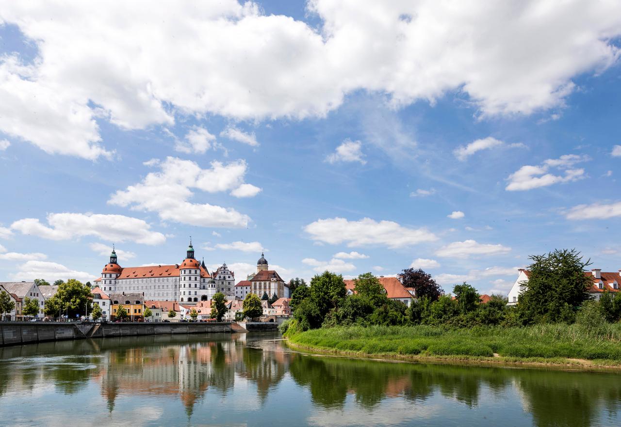 Ansicht des Donaukais mit Schloss Neuburg im Hintergrund Ansicht des Donaukais mit Schloss Neuburg im Hintergrund