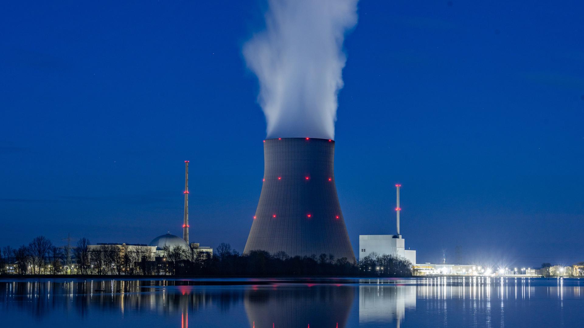 Wasserdampf steigt aus dem Kühl-Tum von dem Atom-Kraft-Werk Isar 2.
