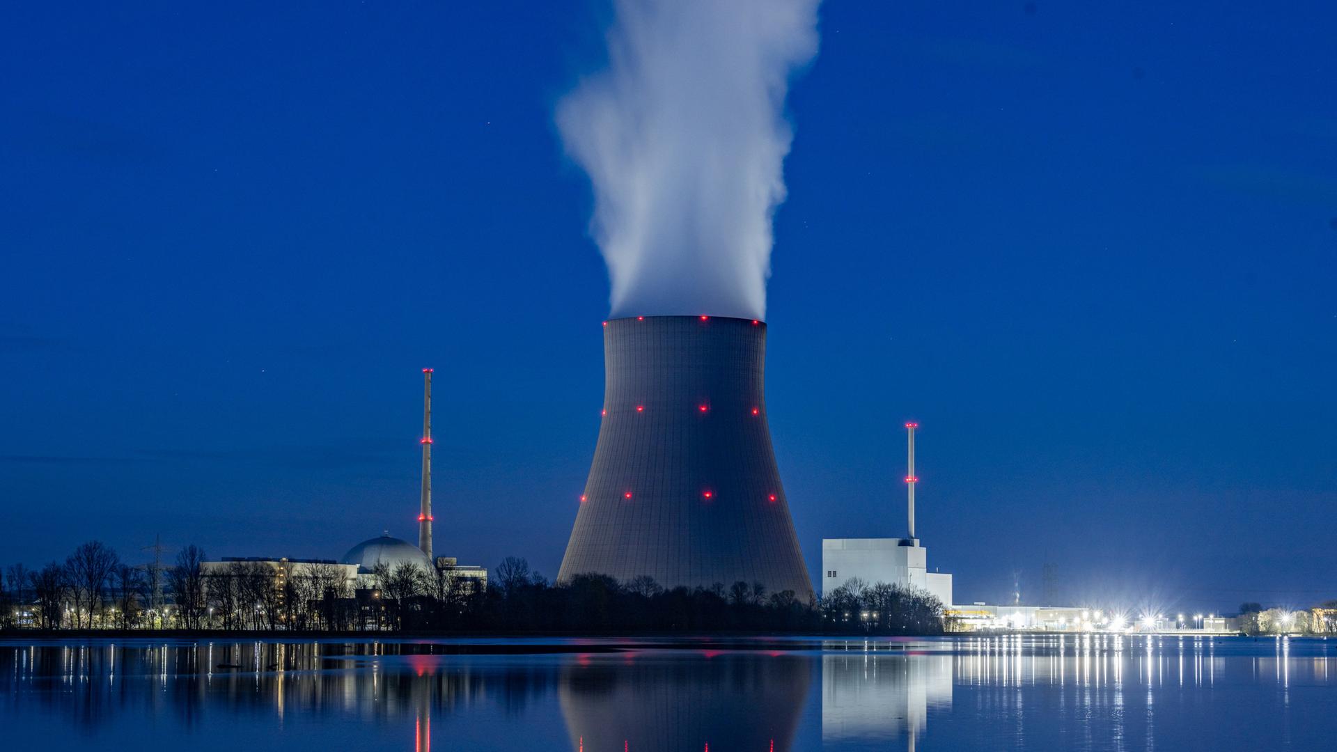 Wasserdampf steigt aus dem Kühl-Tum von dem Atom-Kraft-Werk Isar 2. Wasserdampf steigt aus dem Kühl-Tum von dem Atom-Kraft-Werk Isar 2.