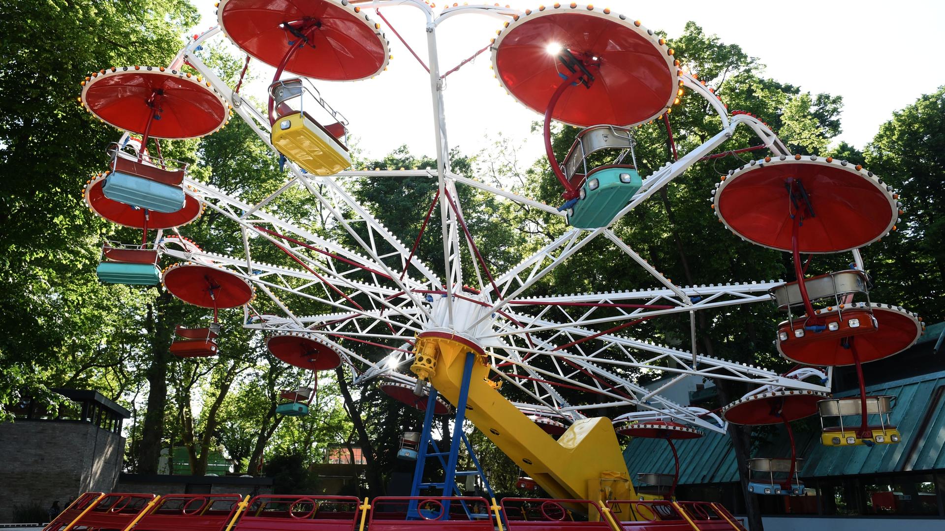 Ein farbenfrohes Karussell dreht sich in einem Park in Venedig Ein farbenfrohes Karussell dreht sich in einem Park in Venedig