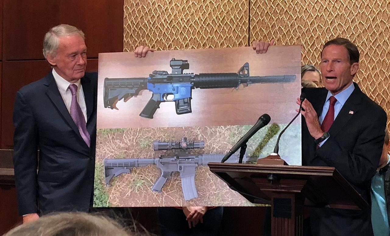 Juli 2018: Die US-Senatoren Edward Markey und Senator Richard Blumenthal zeigen auf dem Capitol Hill in Washington ein Foto einer Waffe aus Plastik. Die Demokraten forderten Präsident Donald Trump damals auf, eine Regierungsentscheidung rückgängig zu machen, die es einem texanischen Unternehmen erlaubt, Pläne für eine 3D-gedruckte Waffe online verfügbar zu machen.