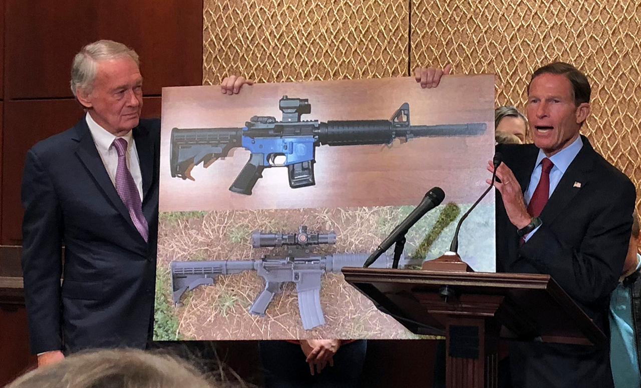Juli 2018: Die US-Senatoren Edward Markey und Senator Richard Blumenthal zeigen auf dem Capitol Hill in Washington ein Foto einer Waffe aus Plastik. Die Demokraten forderten Präsident Donald Trump damals auf, eine Regierungsentscheidung rückgängig zu machen, die es einem texanischen Unternehmen erlaubt, Pläne für eine 3D-gedruckte Waffe online verfügbar zu machen. Juli 2018: Die US-Senatoren Edward Markey und Senator Richard Blumenthal zeigen auf dem Capitol Hill in Washington ein Foto einer Waffe aus Plastik. Die Demokraten forderten Präsident Donald Trump damals auf, eine Regierungsentscheidung rückgängig zu machen, die es einem texanischen Unternehmen erlaubt, Pläne für eine 3D-gedruckte Waffe online verfügbar zu machen.