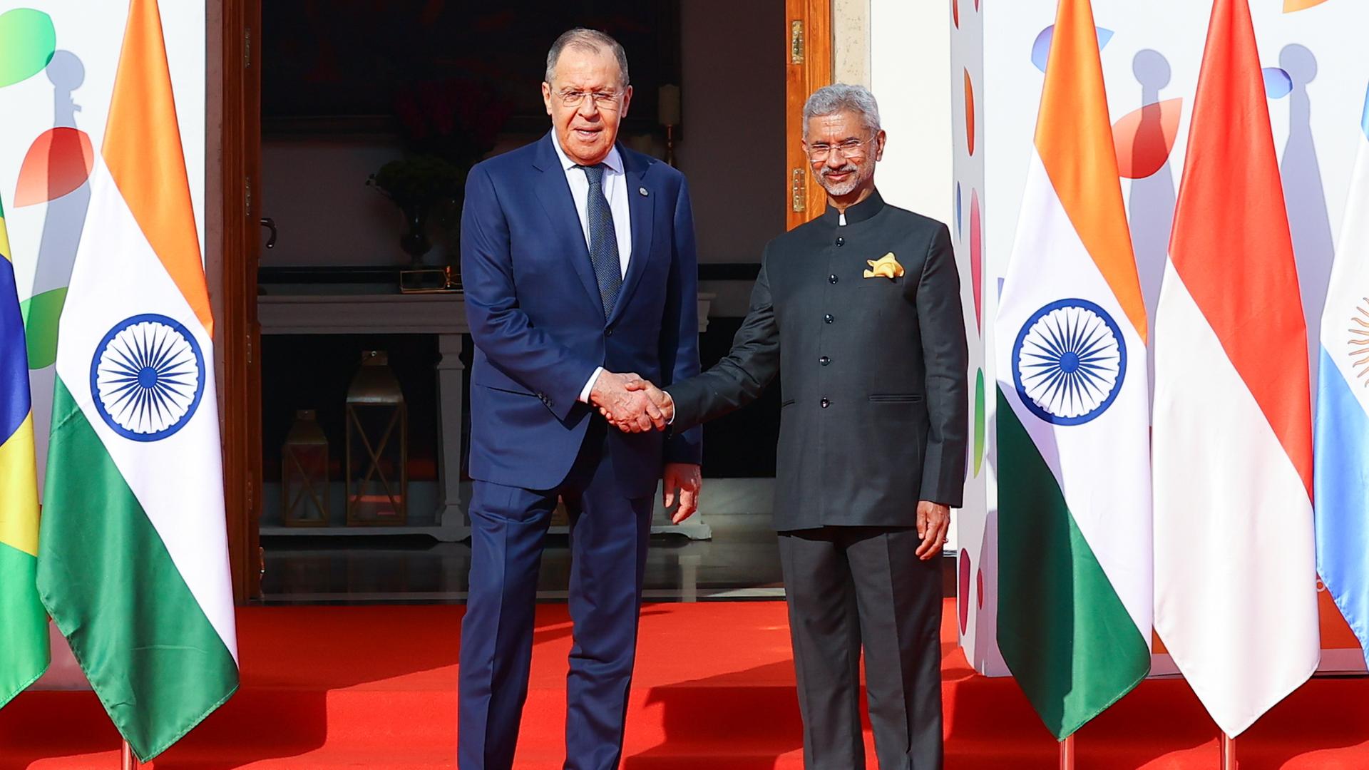 Indiens Außenminister Subrahmanyam Jaishankar schüttelt seinem russischen Amtskollegen Sergej Lawrow beim G20-Gipfel symbolisch die Hand.