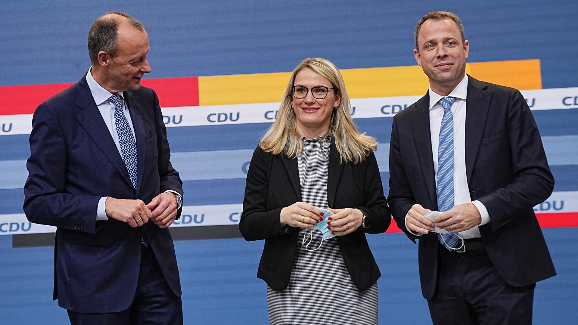Friedrich Merz (CDU, l) steht neben Christina Stumpp, Kandidatin für das Amt der stellvertretenden CDU-Generalsekretärin und Mario Czaja, Kandidat für das Amt des CDU-Generalsekretärs, nach der Bekanntgabe der Ergebnisse der CDU Mitgliederbefragung. Merz soll nach dem Willen der CDU-Mitglieder neuer Parteivorsitzender werden. Auf einem Parteitag der CDU im Januar 2022 soll der neue Bundesvorsitzende von den Delegierten gewählt werden.
