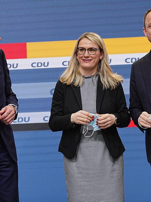 Friedrich Merz (CDU, l) steht neben Christina Stumpp, Kandidatin für das Amt der stellvertretenden CDU-Generalsekretärin und Mario Czaja, Kandidat für das Amt des CDU-Generalsekretärs, nach der Bekanntgabe der Ergebnisse der CDU Mitgliederbefragung. Merz soll nach dem Willen der CDU-Mitglieder neuer Parteivorsitzender werden. Auf einem Parteitag der CDU im Januar 2022 soll der neue Bundesvorsitzende von den Delegierten gewählt werden.
