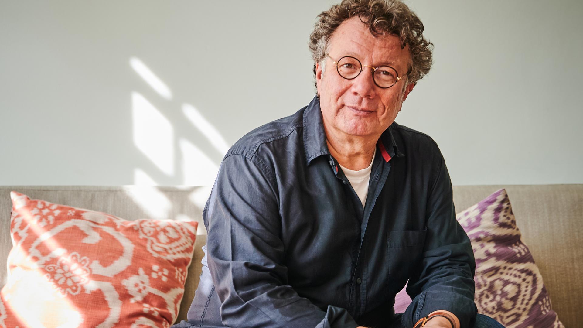 Schriftsteller Ingo Schulze sitzt auf einer Couch in seiner Wohnung in Charlottenburg. Schriftsteller Ingo Schulze sitzt auf einer Couch in seiner Wohnung in Charlottenburg.
