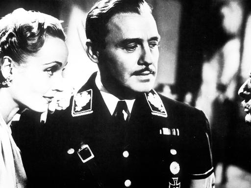 Ernst Lubitschs "Sein oder Nichtsein " von 1942 - satirische Filmkomödie über polnische Schauspieler, die ihre für ein Antinazistück hergestellten Uniformen für die Arbeit in der Widerstandbewegung benutzen