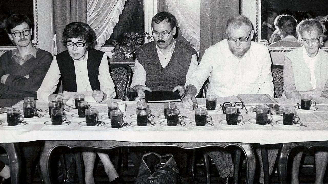 Lesung des ZSA "Maxim Gorki" in Zentralhaus der DSF, die beiden Frauen sind Elfriede Wojaczek-Steffke und ihre Mutter, Elfriede Wojaczek
Lesung des ZSA "Maxim Gorki" in Zentralhaus der DSF, die beiden Frauen sind Elfriede Wojaczek-Steffke und ihre Mutter, Elfriede Wojaczek
