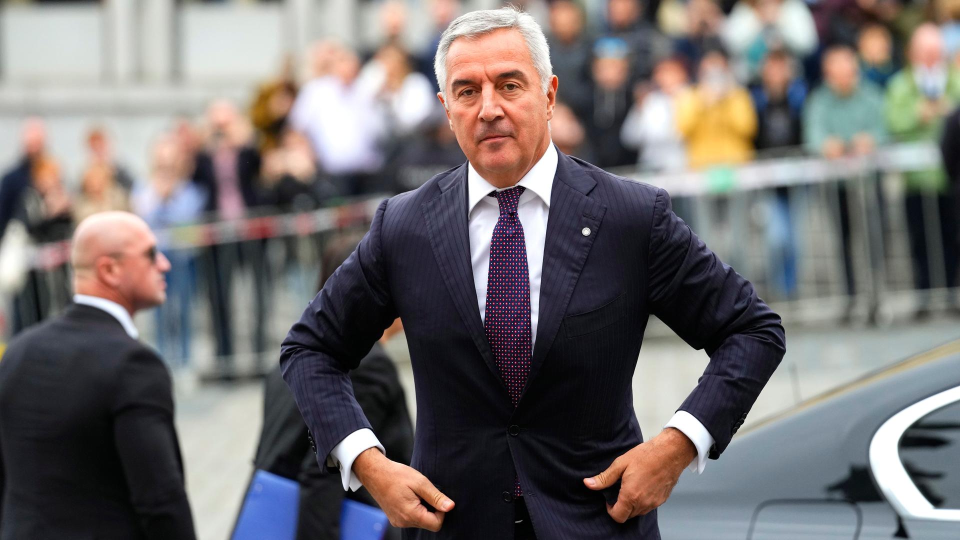 Montenegros Staatspräsident Djukanovic steigt aus einem Auto und richtet sich das Jacket. Montenegros Staatspräsident Djukanovic steigt aus einem Auto und richtet sich das Jacket.
