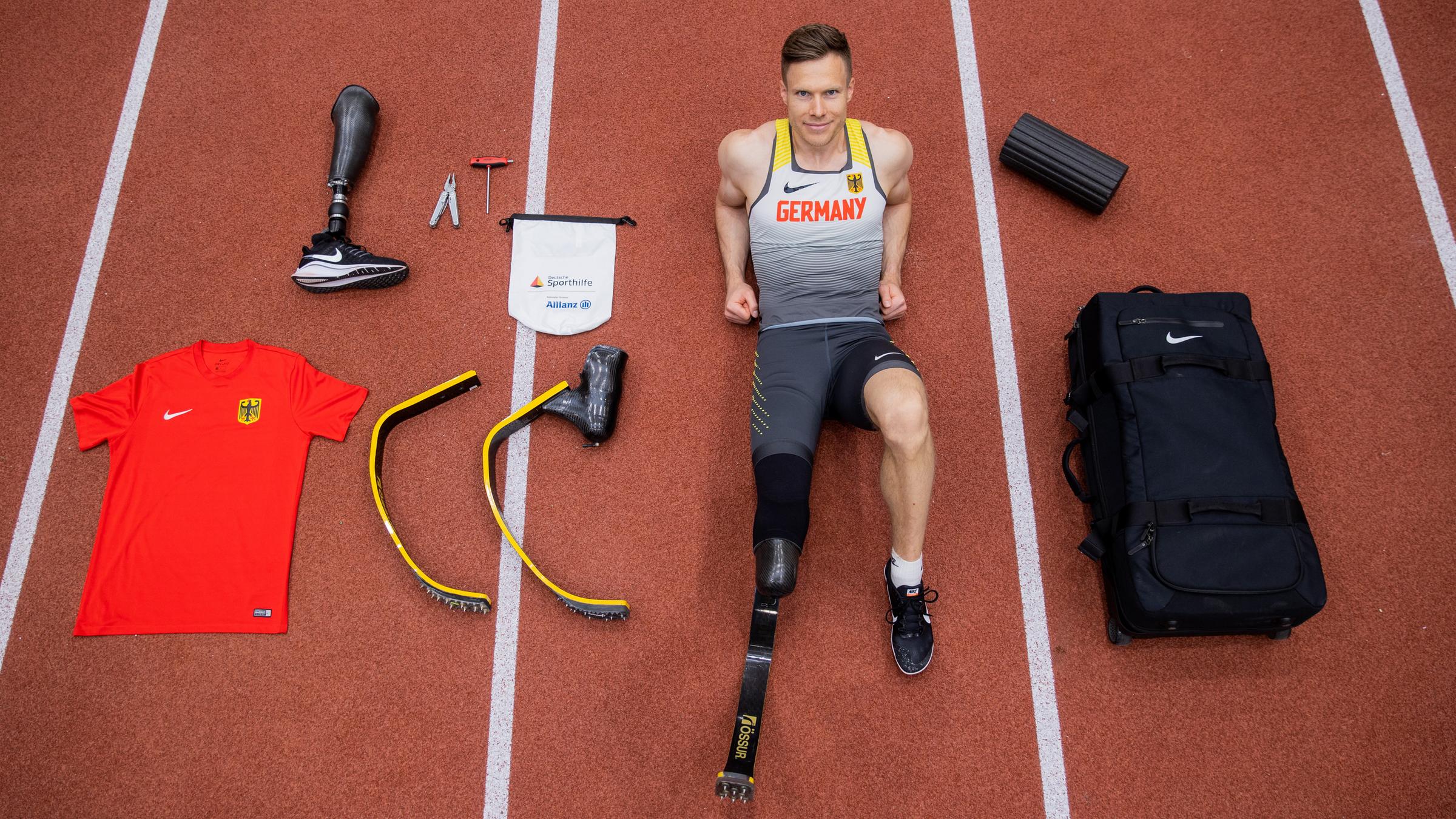  Der deutsche Leichtathlet Markus Rehm inmitten der Utensilien die er mitnehmen muss zu den paralympischen Spielen in Tokio, aufgenommen im Trainingszentrum Fritz-Jacobi-Sportanlage.