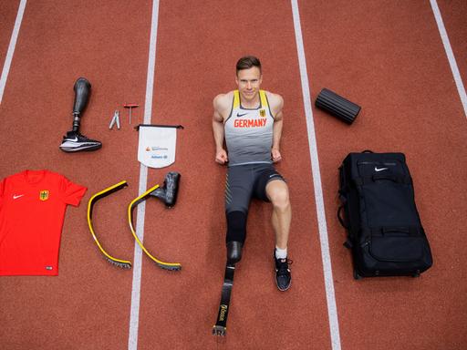 Der deutsche Leichtathlet Markus Rehm inmitten der Utensilien, die er zu den Paralympischen Spielen in Tokio mitnahm.