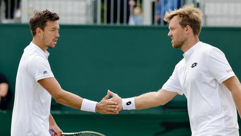 Das deutsche Herrendoppel Krawietz/Mies klatscht sich nach dem Einzug ins Viertelfinale von Wimbledon ab.