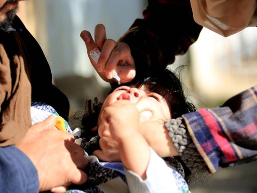 Polioimpfung durch eine medizinische Hilfsarbeiterin am 21.12.2022 in Kabul, Afghanistan  
