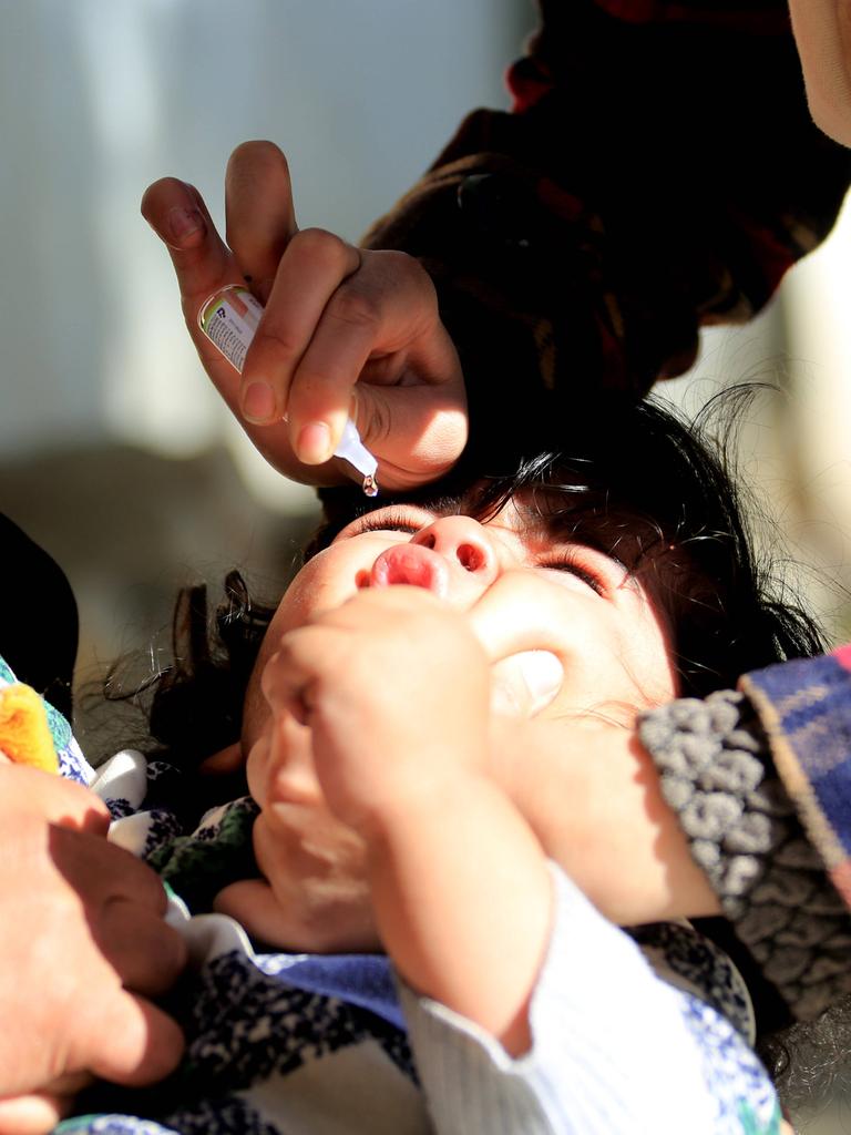 Polioimpfung durch eine medizinische Hilfsarbeiterin am 21.12.2022 in Kabul, Afghanistan  