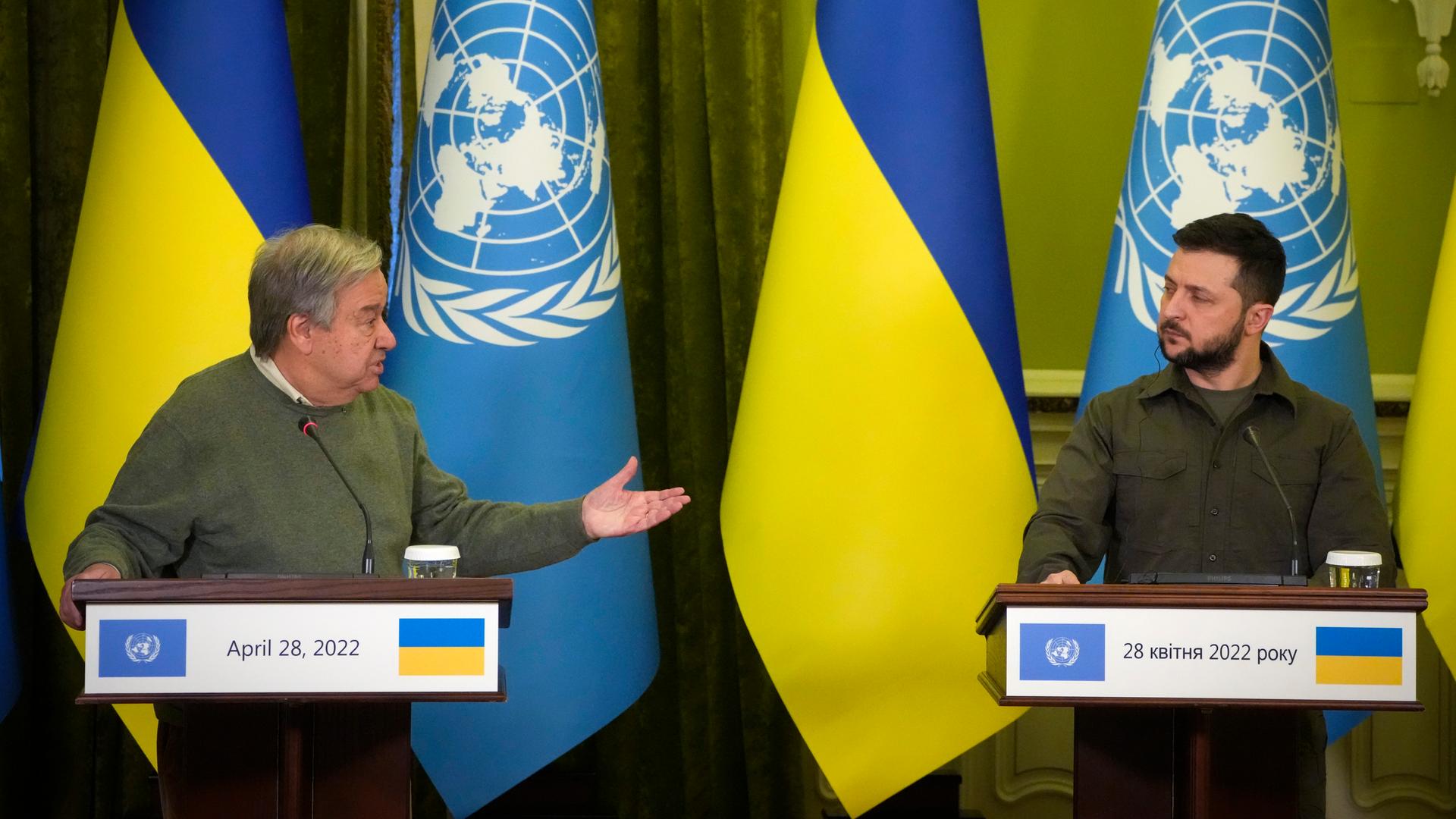 Wolodymyr Selenskyj (r), Präsident der Ukraine, und Antonio Guterres, Generalsekretär der Vereinten Nationen, sprechen auf einer Pressekonferenz nach ihrem Treffen