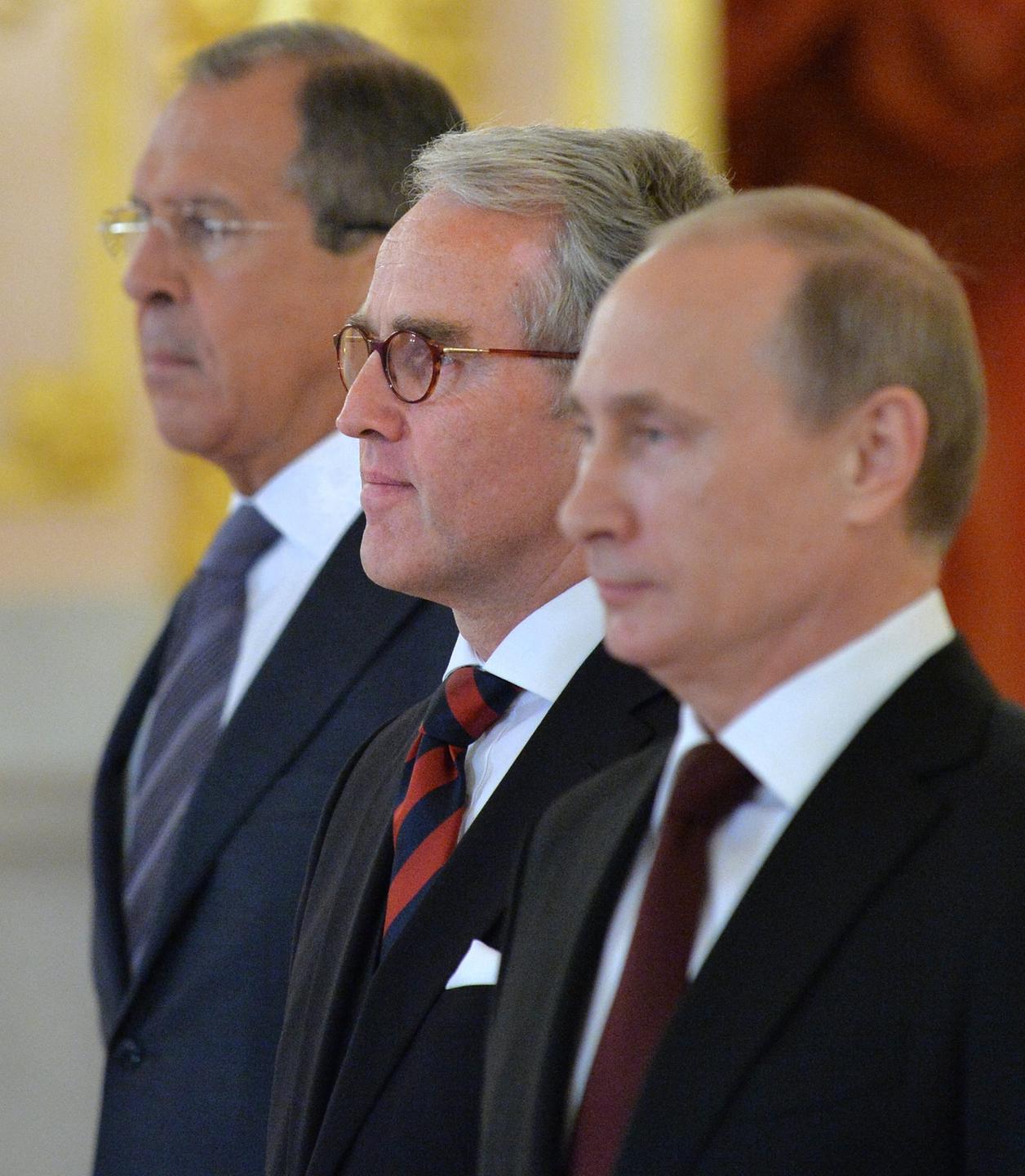Bild von der Seite. Rüdiger von Fritsch steht zwischen Wladimir Putin und Außenminister Lawrow. Bild von der Seite. Rüdiger von Fritsch steht zwischen Wladimir Putin und Außenminister Lawrow.